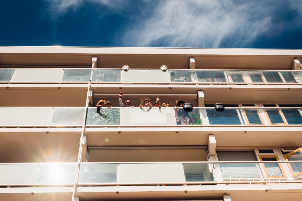 Kinderen zwaaien vanaf balkon