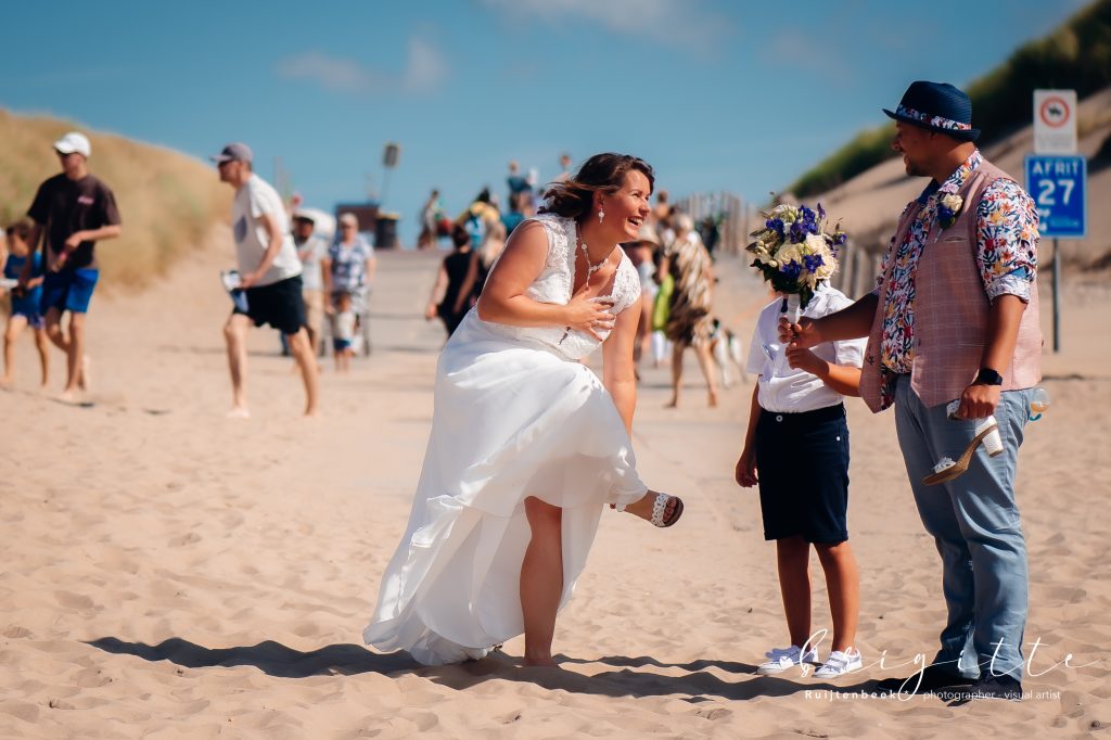 Bruidspaar op het strand