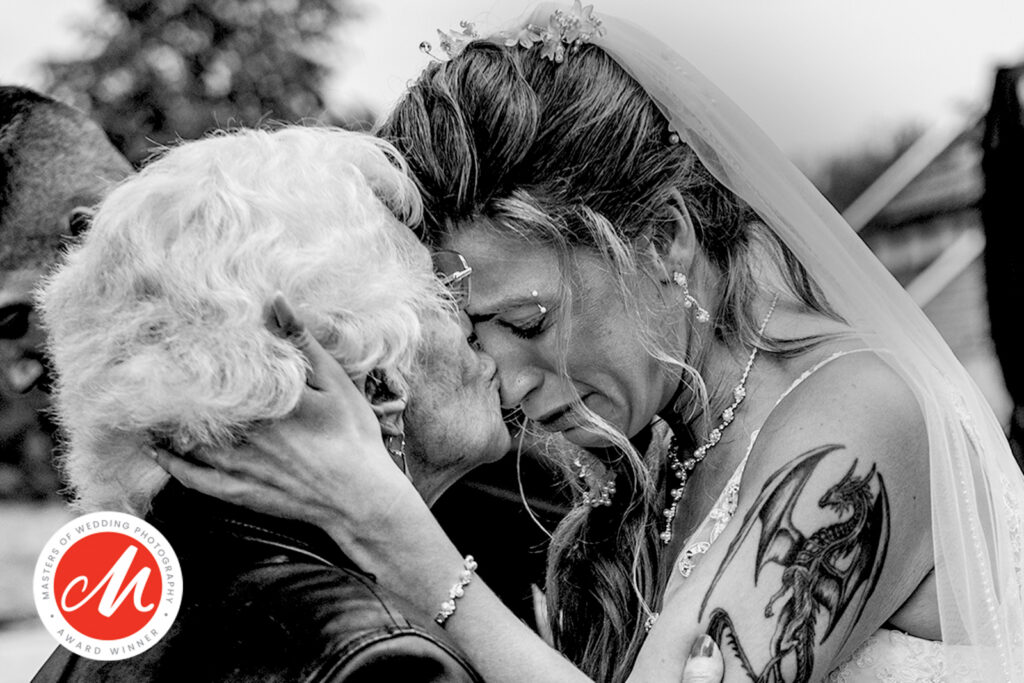 Bruid en haar oma in een emotionele omhelzing, award winning foto