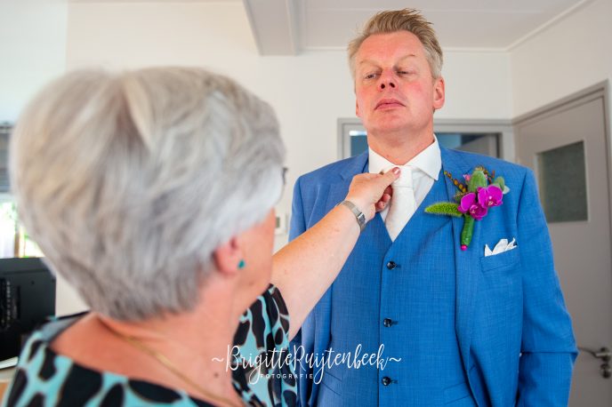 Bruidegom trekt stropdas recht