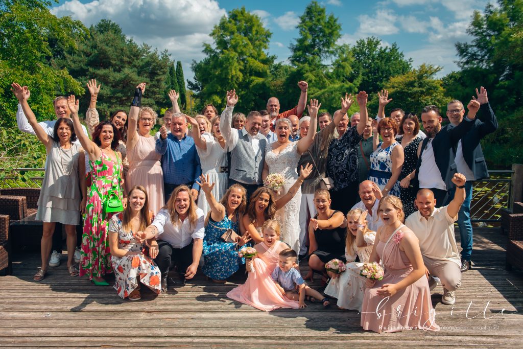groepsfoto zwaaiende mensen bruiloft
