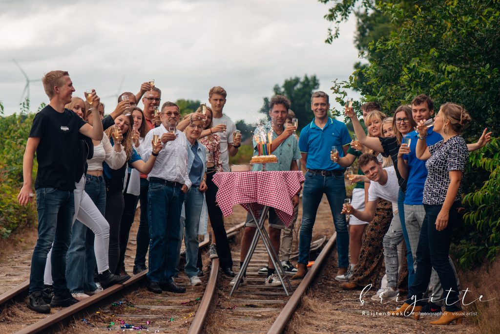 Familie proost bij spoorweg, Familiefotografie
