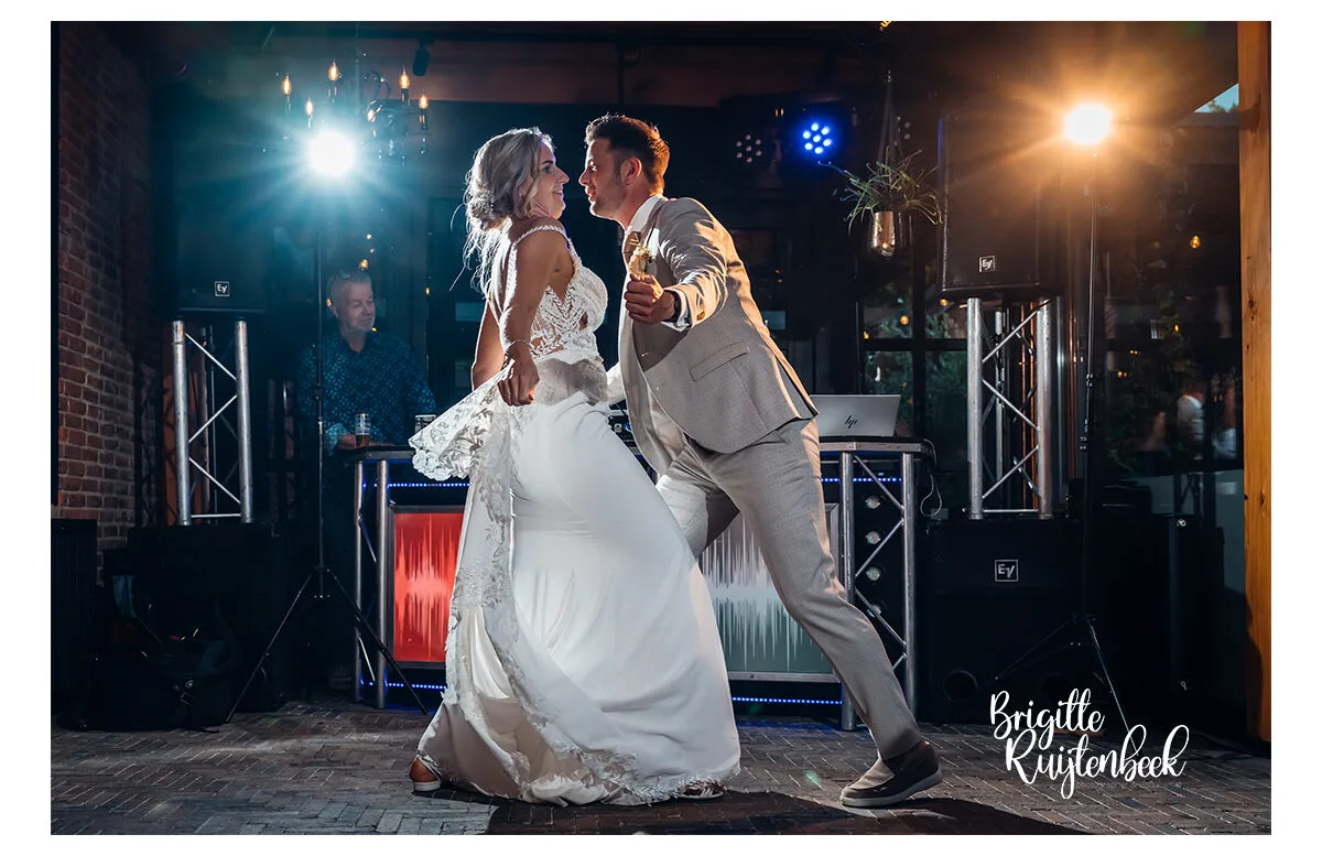 Openingsdans bruidspaar Chris en Deanne op trouwfeest in Drachten met DJ en sfeervolle verlichting