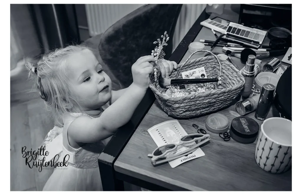 Kleine handjes, grote interesse. De make-uptafel heeft ineens een magische aantrekkingskracht.
