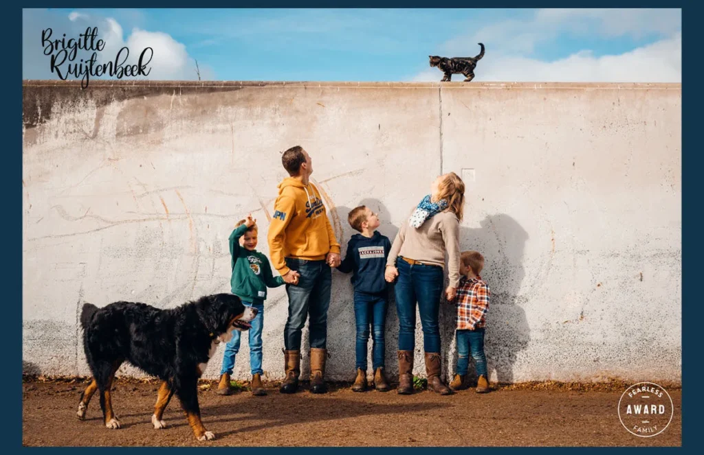Soms zit het in de kleinste momenten. Een jongen die zijn kat stevig vasthoudt, met stro op z'n kleren en een glimlach vol karakter. Dít is wat een Day in the Life shoot zo waardevol maakt: niet de perfecte pose, maar een herinnering zoals die echt voelt. Op een boerenerf, met de zon op je gezicht en je beste maatje in je armen.
Deze beelden raken, juist omdat ze niet geregisseerd zijn. Ze vertellen het verhaal van verbondenheid – tussen kind en dier, tussen leven en omgeving.