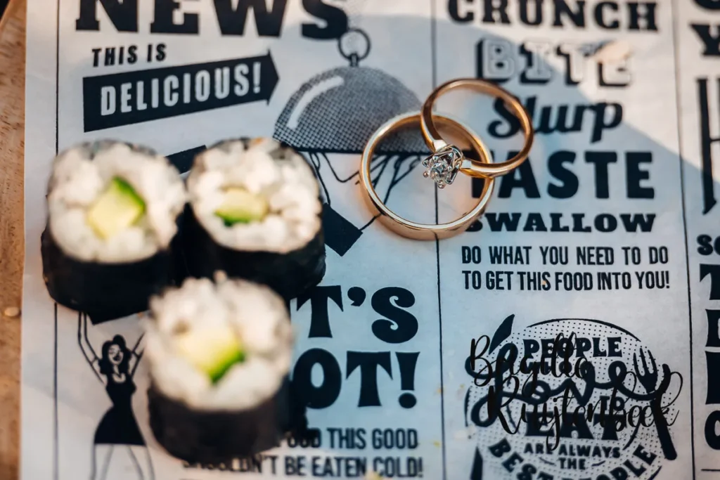 Twee trouwringen met briljant gefotografeerd naast sushi tijdens het trouwfeest van Fokke Jan en Wytske in Kolham.
