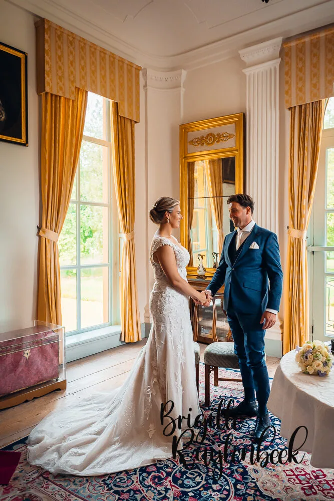 Bruid en bruidegom in klassieke trouwzaal van Fraeylemaborg Slochteren tijdens hun bruiloft