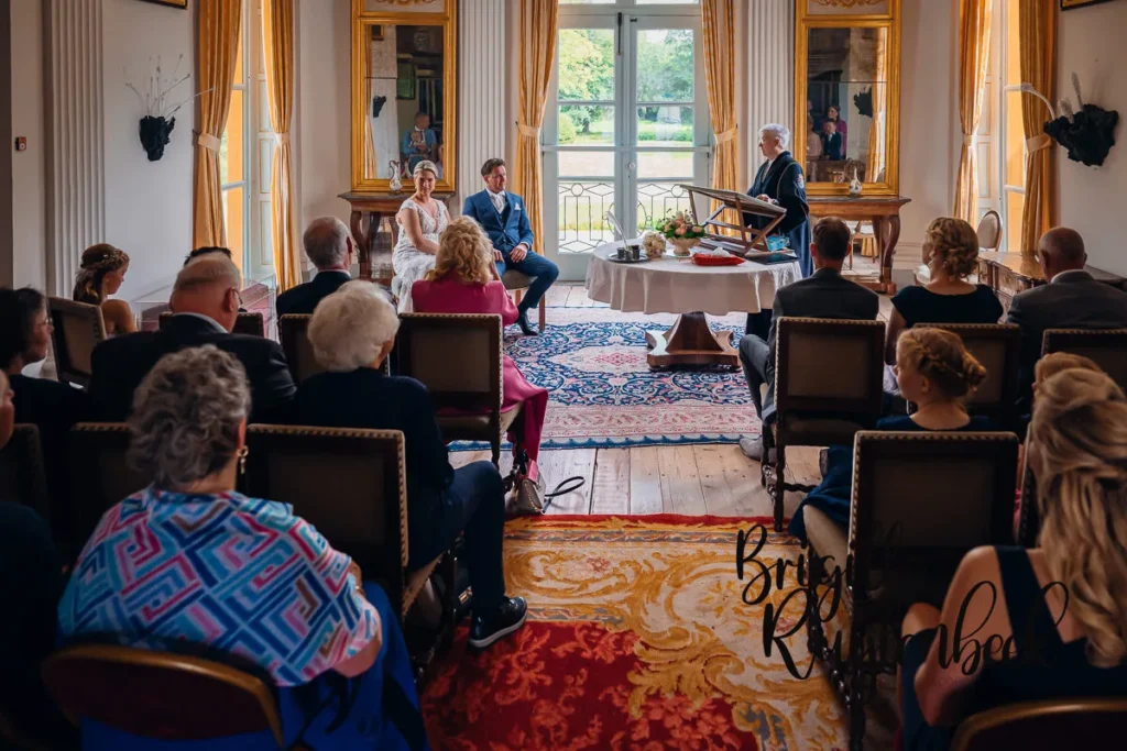 Trouwceremonie van Fokke Jan en Wytske in de trouwzaal van de Fraeylemaborg, met familie en vrienden aanwezig.