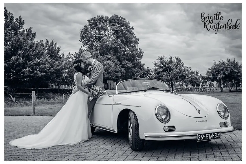 Bruidspaar stapt samen in de auto voor een kort moment samen tijdens bruiloft bij De Weistaar in Maarsbergen.