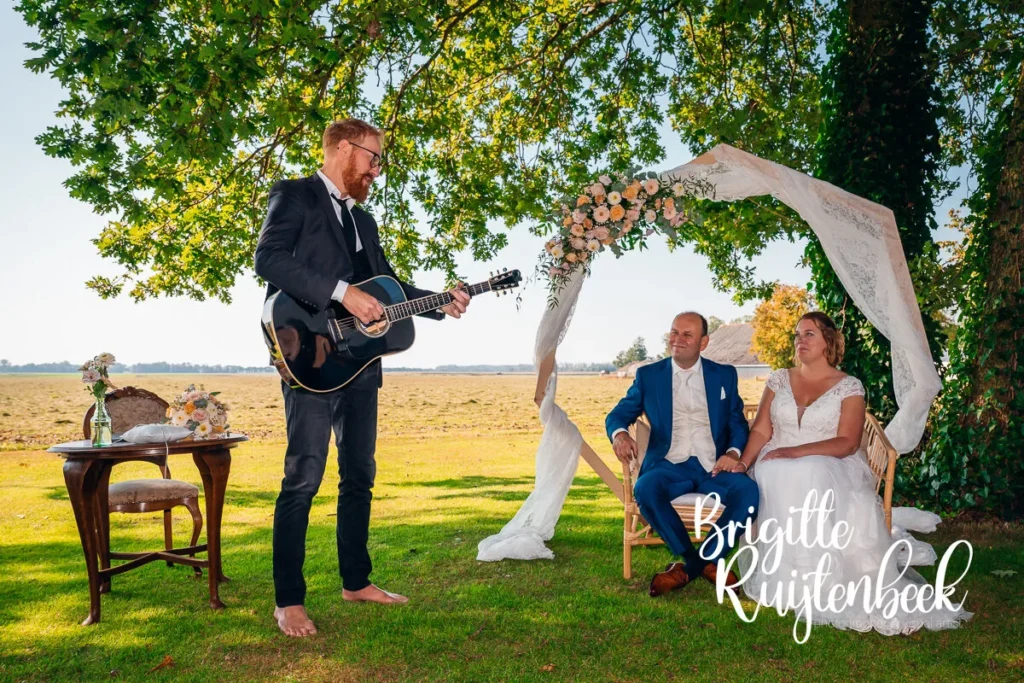 Zanger Erwin de Vries speelt live muziek tijdens de huwelijksceremonie van Sandra en David bij Trouwboerderij Mausel in Noordbroek.
