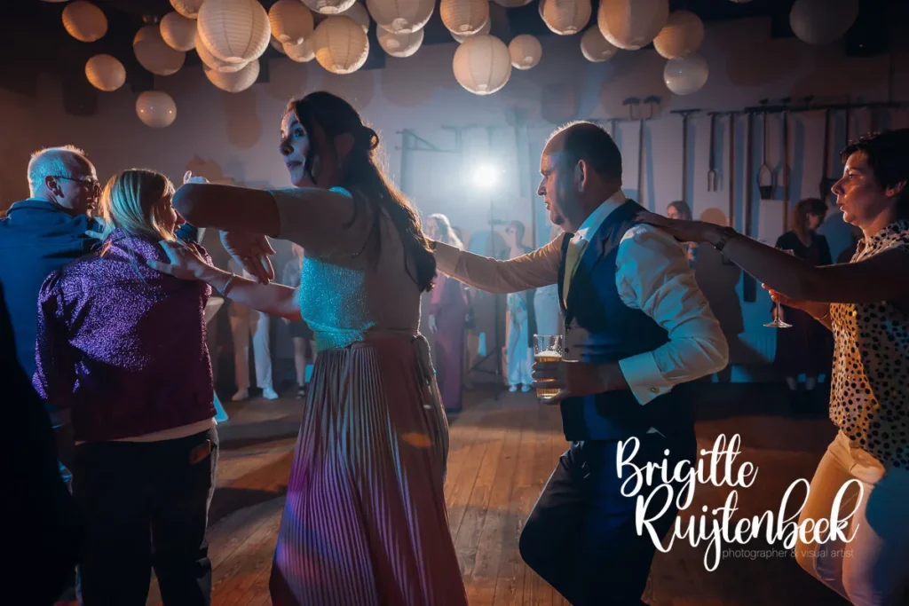 Vrolijke polonaise tijdens trouwfeest bij Trouwboerderij Mausel.