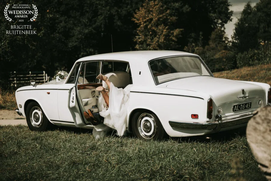 Awardwinning trouwfoto oldtimer de wiemel gasselte achterbank