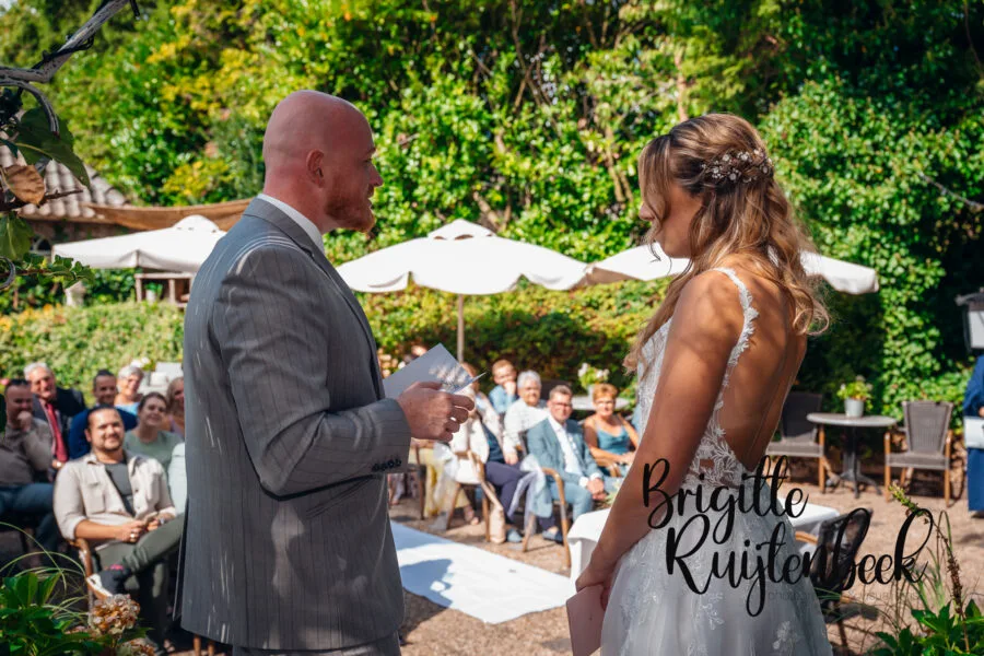 Trouwfotograaf De Wiemel Gasselte, bruidspaar spreekt geloften uit tijdens ceremonie.