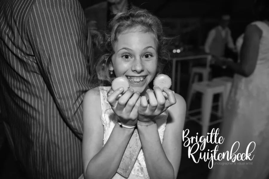 Kind houdt twee lekkernijen omhoog tijdens het avondfeest