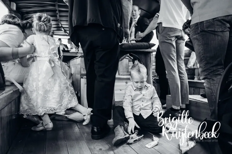 Kind zit op de vloer te spelen terwijl het feest om haar heen doorgaat