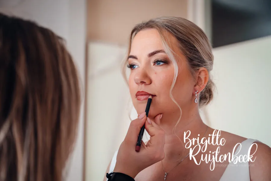 Close-up van de make-up van de bruid tijdens de voorbereidingen van een winterbruiloft in Drenthe
