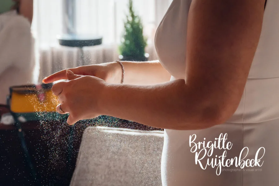 Detail van parfum van de bruid tijdens de voorbereidingen van een winterbruiloft op kerstavond in Drenthe