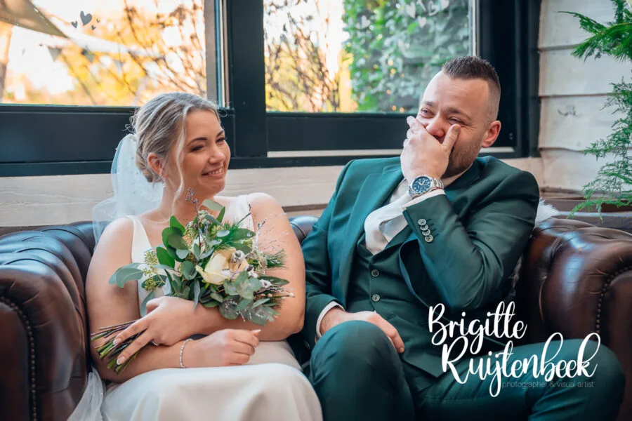 Bruidspaar lacht ontspannen tijdens de ceremonie bij De Kruimel in Gasselte tijdens hun winterbruiloft