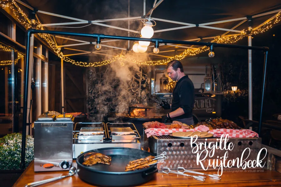 Buitenkeuken met BBQ tijdens de avond van een winterbruiloft bij De Kruimel in Gasselte