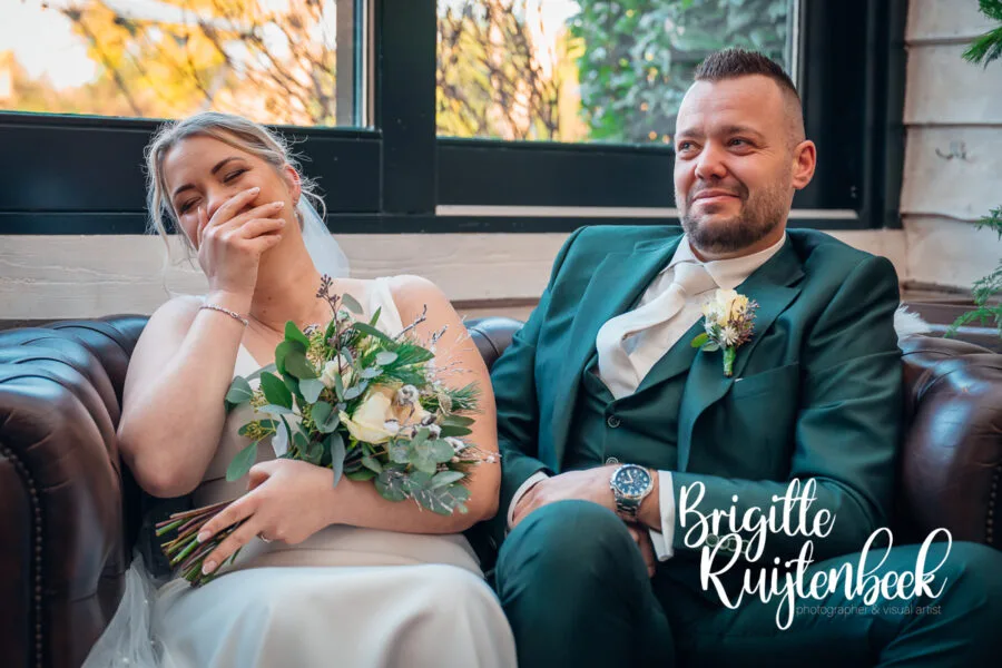 Bruid lacht geëmotioneerd tijdens de ceremonie bij De Kruimel in Gasselte op kerstavond