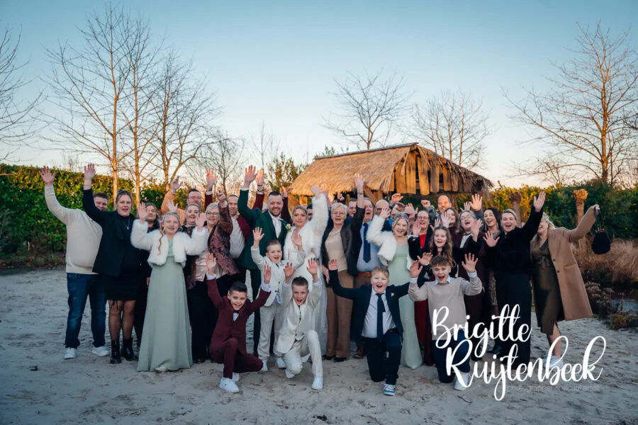 Groepsfoto met gasten tijdens een winterbruiloft in Gasselte, Drenthe