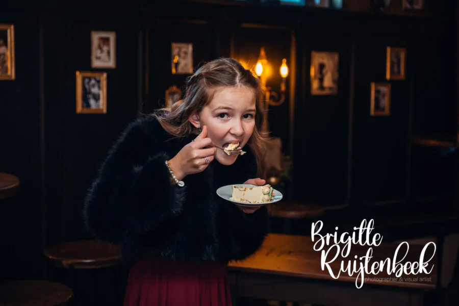 Kind eet taart tijdens de receptie van een winterbruiloft bij De Kruimel in Gasselte
