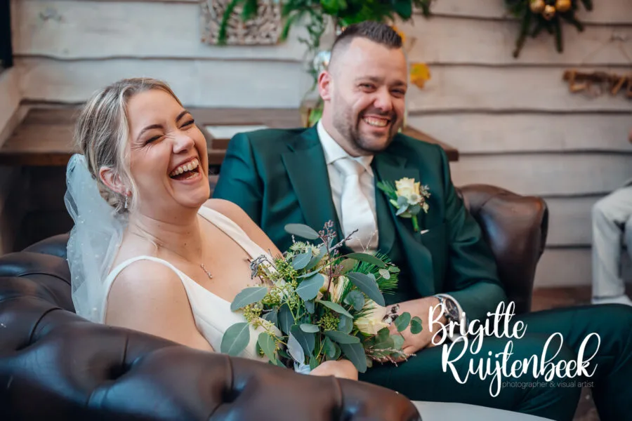 Bruidspaar geniet zichtbaar van de ceremonie bij De Kruimel in Gasselte tijdens hun winterbruiloft in Drenthe