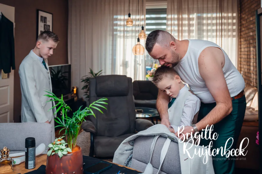 Bruidegom Stephan kleedt zich samen met zijn zoons tijdens de voorbereidingen van hun winterbruiloft op kerstavond in Drenthe