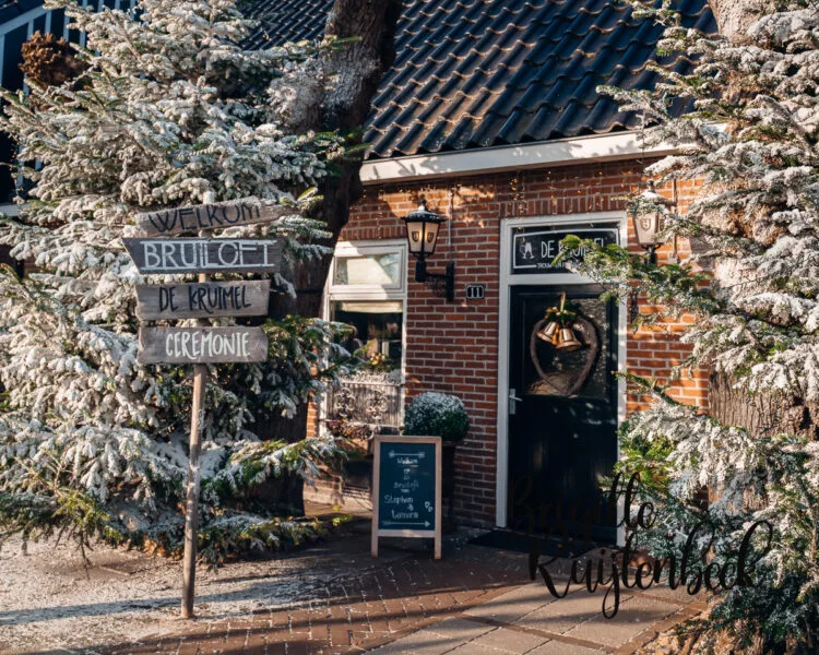 welkom bord bij bruiloft De Kruimel Gasselte trouwlocatie Drenthe winter sfeer entree