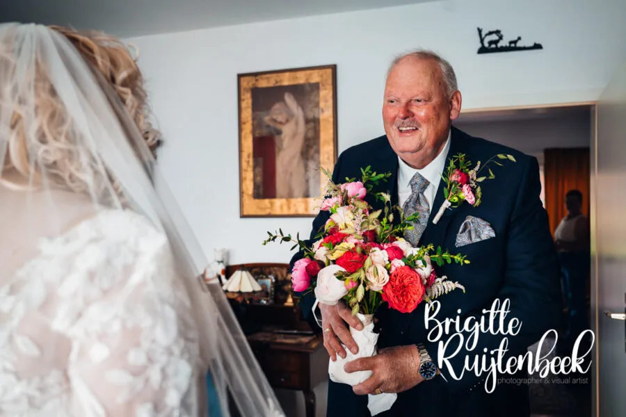 Freerk ziet Lydia voor het eerst in haar trouwjurk tijdens hun trouwdag