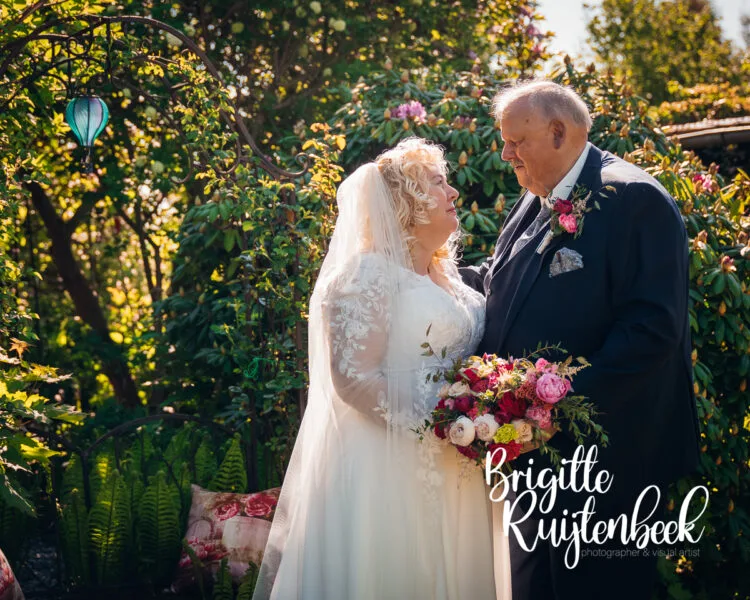 Freerk en Lydia samen in de tuin tijdens hun trouwdag in Groningen