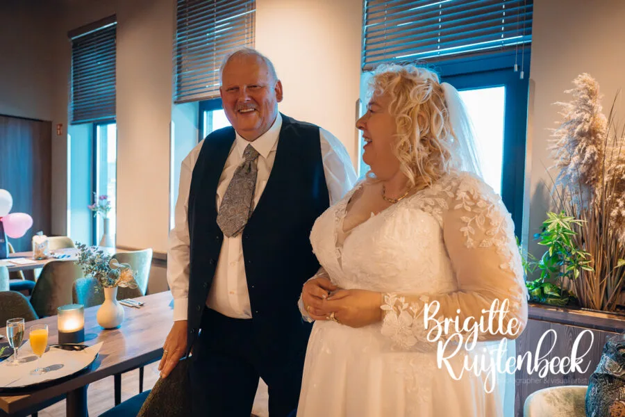 Freerk en Lydia lachen samen tijdens hun huwelijksfeest in Duitsland